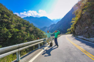 hiking-the-road-in-taroko-gorge-national-park